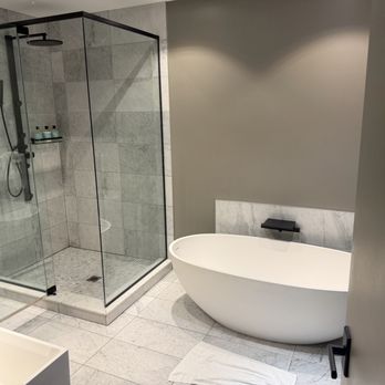 Hôtel St-Thomas - Bathroom - Hotels Near Me - Montreal, Quebec Hôtel St-Thomas - Bathroom - Hotels Near Me - Montreal, Quebec