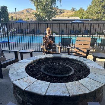 WorldMark Chelan Lake House - Gas fire pit next to pool and grill area - Hotels Near Me - Chelan, Washington WorldMark Chelan Lake House - Gas fire pit next to pool and grill area - Hotels Near Me - Chelan, Washington