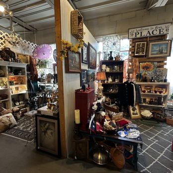 Past and Present Shoppes - Antiques Near Me - North Aurora, Illinois Past and Present Shoppes - Antiques Near Me - North Aurora, Illinois