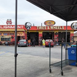 Tacos Los Guichos - Inside this tire and wheel parking lot
