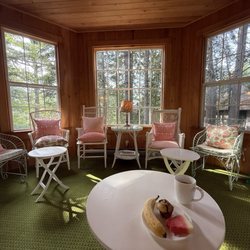 Harbourside Inn - Breakfast porch
