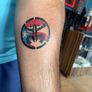 Blue Street Tattoo - Taino depiction of coqui and Puerto Rican flag - Tattoo Near Me - Rincon, Puerto Rico