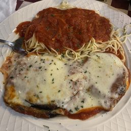a plate of spaghetti with meat and sauce