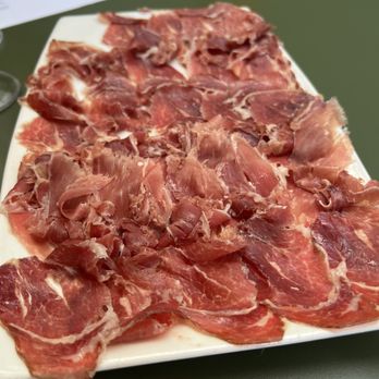 Vinitus - large jamón platter for 19 euros - Tapas Bars Near Me - Barcelona, B