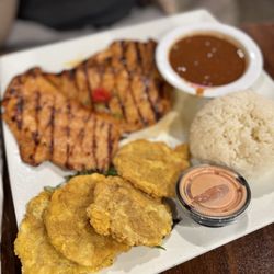 Grillers Puerto Rico - Pechuga a la parrilla, arroz y habichuelas y tostones de plátano