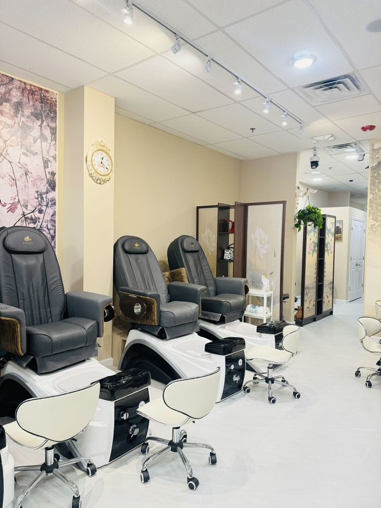 Barberry Nails & Spa Logo