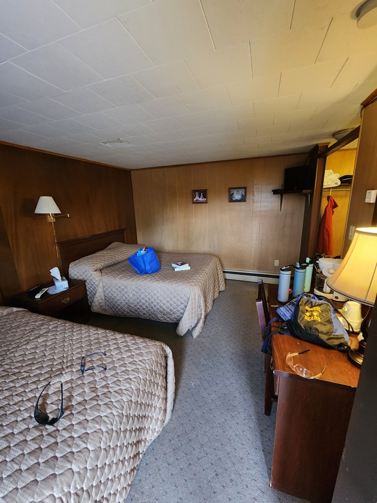 RICHARDS MOTEL & SUPPER CLUB Updated September 2024 33 Photos & 18 Reviews W11466 US Hwy 8