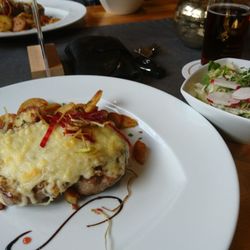 Kleine Schweiz - Düsseldorfer Senfrost Braten  Menü 30€ einfach perfekt medium gegrillt,   Dazu  Bratkartoffeln  und Salat. vorher 1Kartoffel Creme Suppe