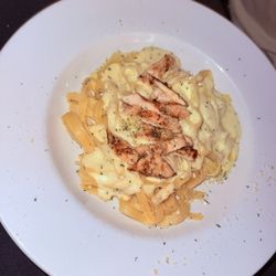 Michael J's - Chicken Alfredo pasta