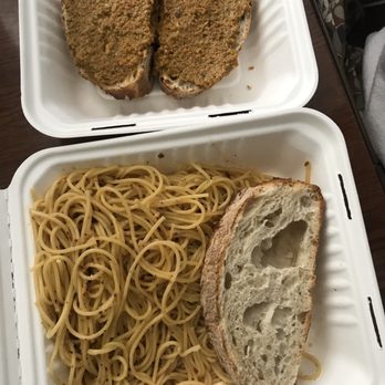 Mama Says - Spaghetti Aglio, Olie e Peperoncino & Carrot Garlic Bread - Salad Near Me - Torrance, California