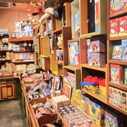 Satchel's Pizza - Ye ole gift shop