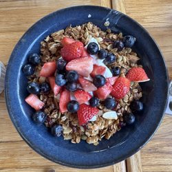 Lucky Hank's Restaurant & Cafe - Housemade Granola Bowl