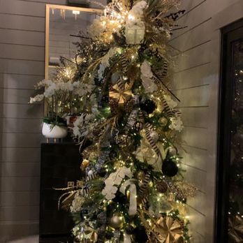 Popi's - Christmas tree...so pretty - New American Near Me - Benton, Kentucky