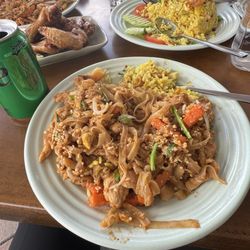 Jasmins's Cafe & Thai Restaurant - Fried chicken and pineapple fried rice
