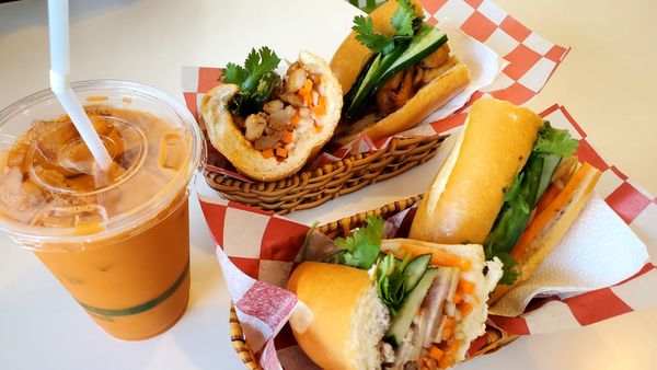 Le’s Banh Mi by null