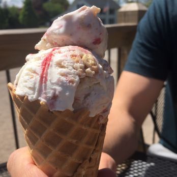 Dan and Debbie's Creamery - Strawberry Rhubarb Pie Ice Cream - Ice Cream & Frozen Yogurt Near Me - Ely, Iowa