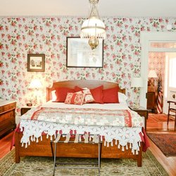 25 East Main Bed and Breakfast - This is the Waid Room, downstairs. Go to https://www.airbnb.com/rooms/23553439?location=Fincastle%2C%20VA%2C%20United%20States&guests=1&adul