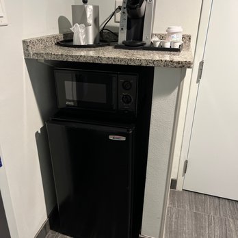Holiday Inn Express Williamsburg North - Kerrigan coffee maker with three green mountain cups, mini fridge, and microwave. - Venues & Event Spaces Near Me - Williamsburg, Virginia Holiday Inn Express Williamsburg North - Kerrigan coffee maker with three green mountain cups, mini fridge, and microwave. - Venues & Event Spaces Near Me - Williamsburg, Virginia