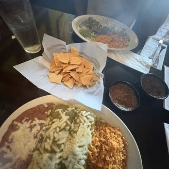 Elvira's Mexican Grill - Enchiladas Suizas, Burrito De Chile Verde - Mexican Near Me - Upland, California