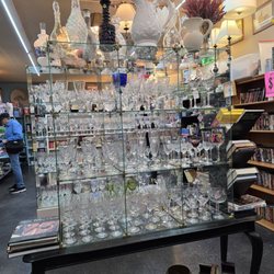 Upscale Thrift - Impressive glass display