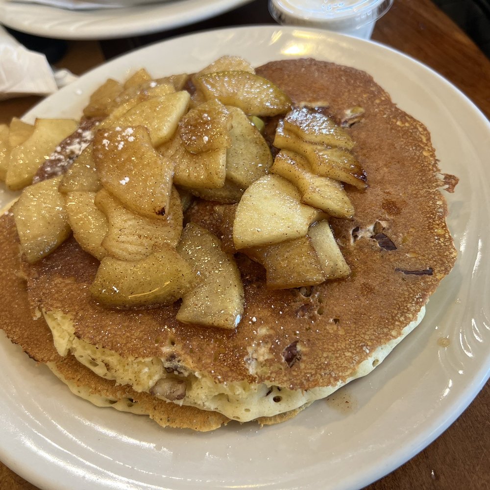 Apple Buttermilk Pancakes with Fruits Apple Buttermilk Pancakes with Fruits