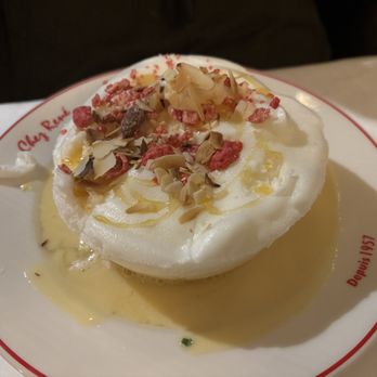 Chez René - Île flottante merengue dessert - French Near Me - Paris, 75 Chez René - Île flottante merengue dessert - French Near Me - Paris, 75