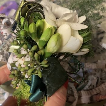 Flower Lab - Wrist corsage - Floral Designers Near Me Flower Lab - Wrist corsage - Floral Designers Near Me