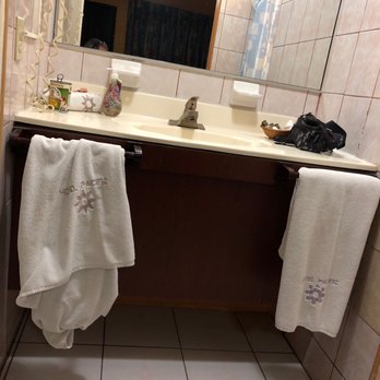 Hotel Pacific - Bathroom is spacious. - Hotels Near Me - Tijuana, BCN