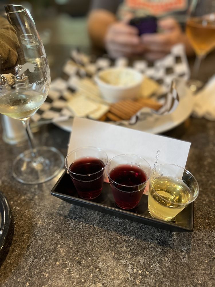 ROUND LAKE VINEYARDS & WINERY Updated June 2024 46 Photos & 26