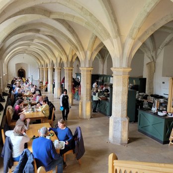 Windsor Castle - Take a break at the café offering a election of sandwiches, drinks and pastries - Castles Near Me
