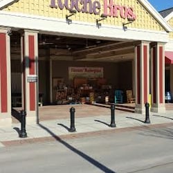 Roche Bros. - Mashpee - Storefront