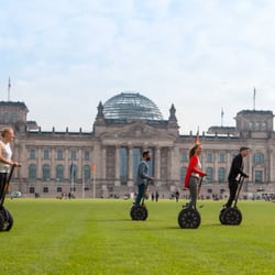 Segway Tour Berlin - Stopp am Reichstag // Group in front of the Reichstag