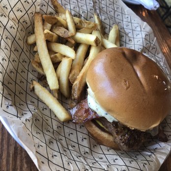 Blatt Beer & Table - Backyard burger - Gastropubs Near Me - Omaha, Nebraska