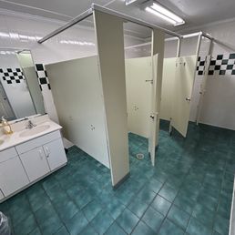 Very nice bathrooms (around the building up the ramp) Very nice bathrooms (around the building up the ramp)