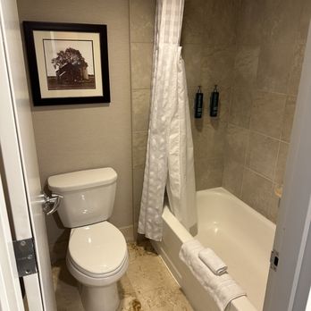 DoubleTree by Hilton Hotel Cedar Rapids Convention Complex - Bathroom - Hotels Near Me - Cedar Rapids, Iowa