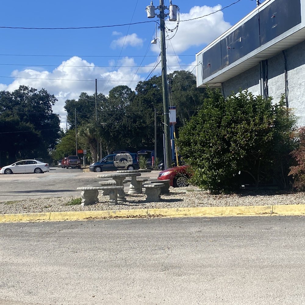 Grease Monkey - Table and chairs sit if you don't want to sit in the lobby - Oil Change Stations Near Me - St. Augustine, Florida