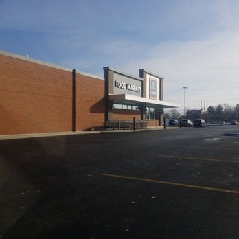 ALDI - a parking lot with cars parked in front of it - Grocery Near Me - Bowling Green, Ohio