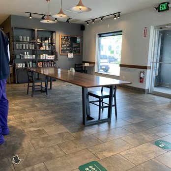 Starbucks - Clean and spacious - Coffee & Tea Near Me - Mineola, New York