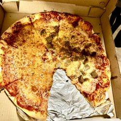 Robbie T's Pizza - Large half meatball pie