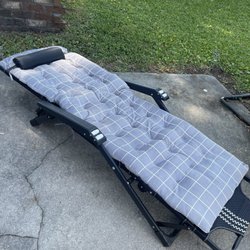 It lays flat, so I can get some sun on my back and legs.
