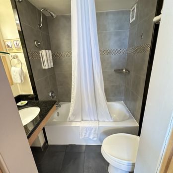 Vive Hotel Waikiki - Small bathroom - Hotels Near Me - Honolulu, Hawaii Vive Hotel Waikiki - Small bathroom - Hotels Near Me - Honolulu, Hawaii