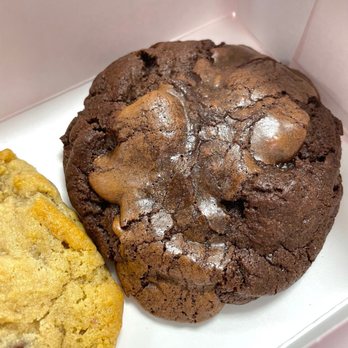 Crumbl - Schaumburg - Brownie batter, super yummy - Desserts Near Me - Schaumburg, Illinois
