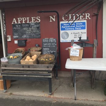Robb Farms - Front of farm - Farmers Market Near Me - Spencerport, New York Robb Farms - Front of farm - Farmers Market Near Me - Spencerport, New York