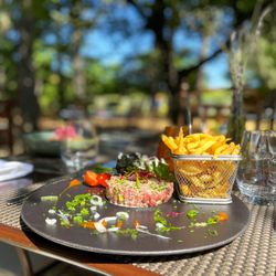 Le Talluy - Notre classique Tartare de Bœuf à l'estragon, crème et œufs de hareng servie avec frites et salade.