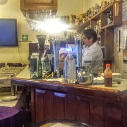 La Leyenda - Una vista de la barra y buffet