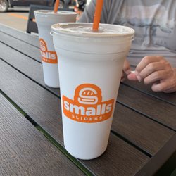 Smalls Sliders - Pensacola - 32oz drink... it't doesn't look 32oz to me.