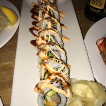 Earls Kitchen + Bar - Dynamite Shrimp Roll 14$ - New American Near Me - McLean, Virginia