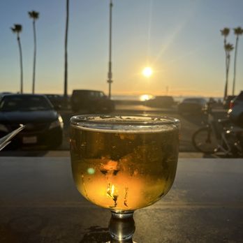 Mutt Lynch's - Pubs Near Me - Newport Beach, California