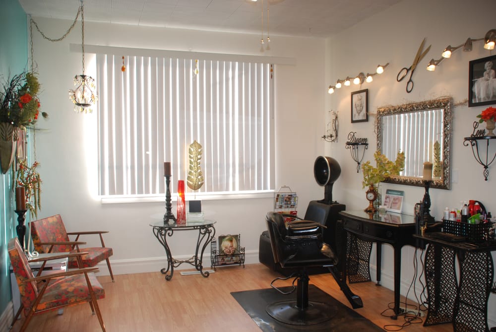 Rootz Salon & Spa Logo