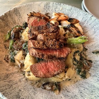 Earls Kitchen + Bar - Cocktail Bars Near Me - Honolulu, Hawaii